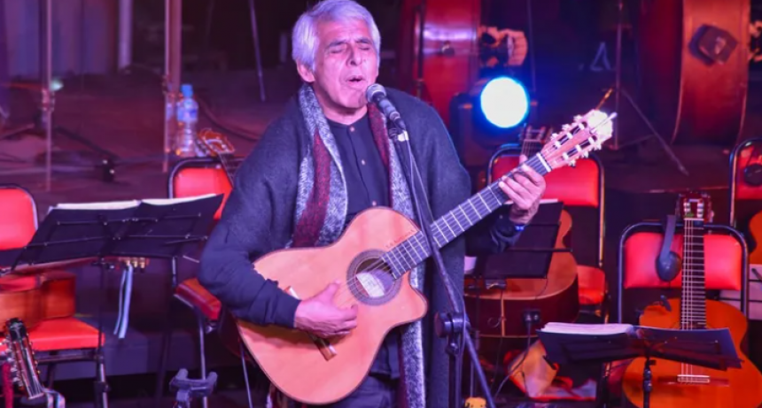 Peteco Carabajal emocionó e hizo bailar al Julio Le Parc en la Gala Patriótica de Guaymallén