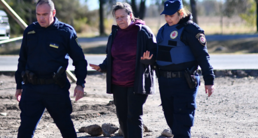 Exigen la liberación inmediata de la periodista detenida en la protesta contra la extracción del quebracho en Villa Allende