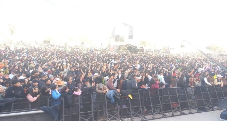 Novena jornada de la Fiesta del Poncho: grandes artistas, emoción y un público que no se rinde al frío